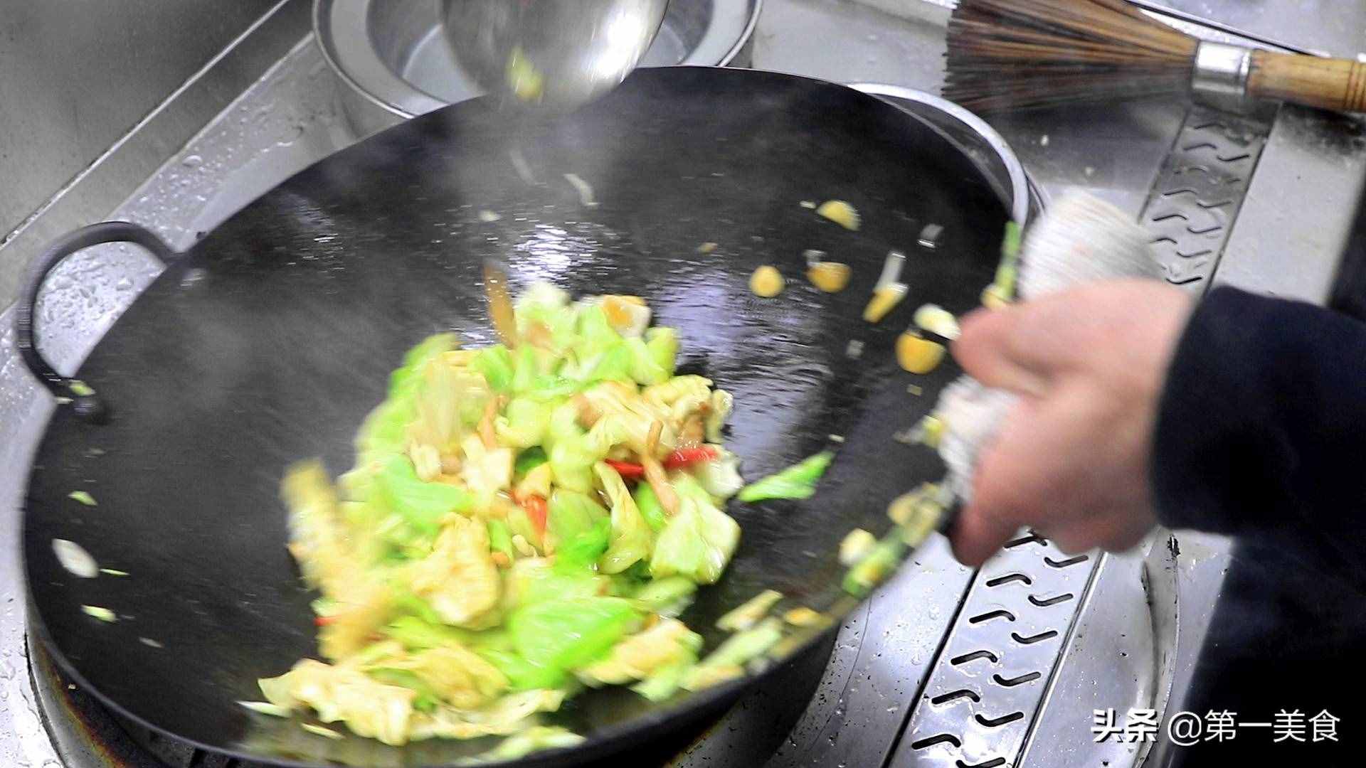 炒包菜时，有人焯水有人直接炒，都不对，这才是正确做法，太香了