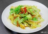 今日更新卷心菜怎么炒（炒包菜时有人焯水有人直接炒）