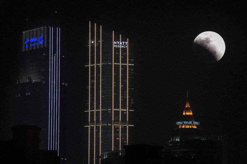 上联：金鸡报晓生阳蛋！求下联？