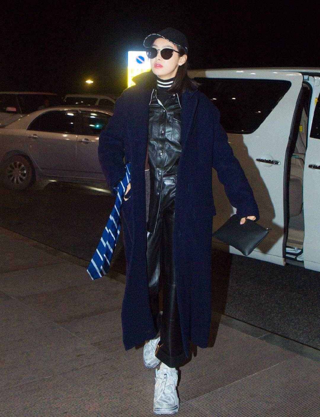 宋茜穿搭宝蓝色大衣真高级，内搭黑色皮质look不臃肿，显高又显瘦