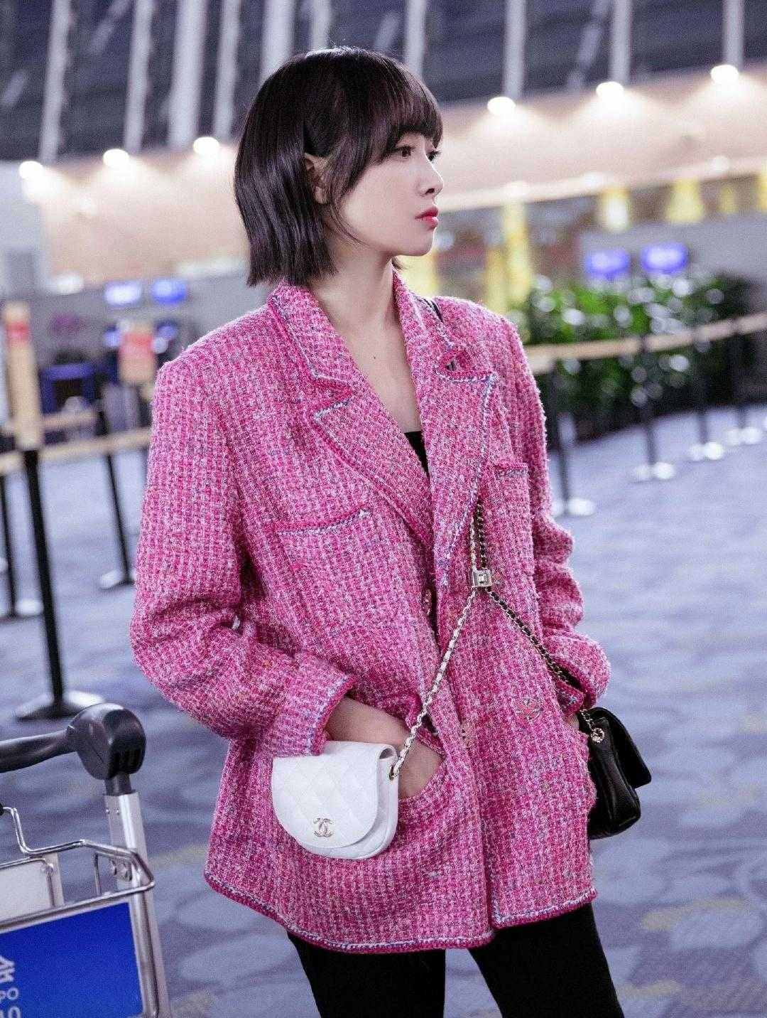 宋茜穿搭宝蓝色大衣真高级，内搭黑色皮质look不臃肿，显高又显瘦