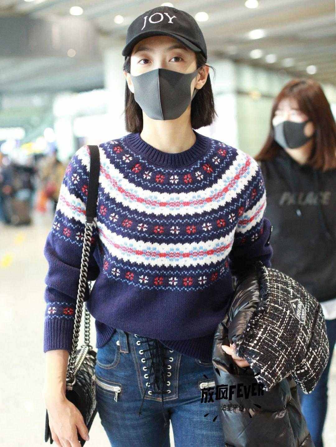 宋茜穿搭宝蓝色大衣真高级，内搭黑色皮质look不臃肿，显高又显瘦