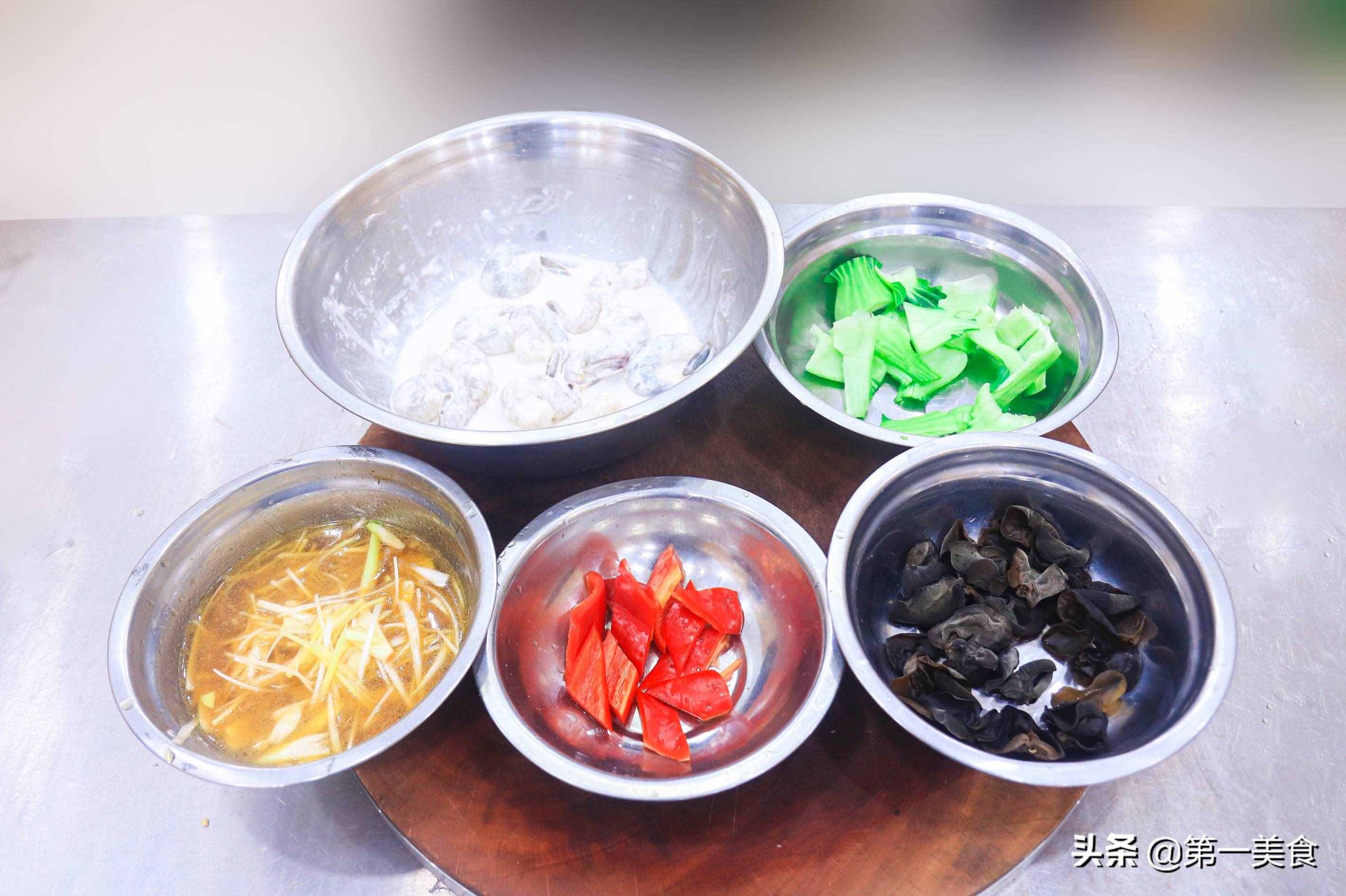 大虾的这种做法最鲜嫩，虾肉鲜嫩不油腻，味道一点不比饭店的差