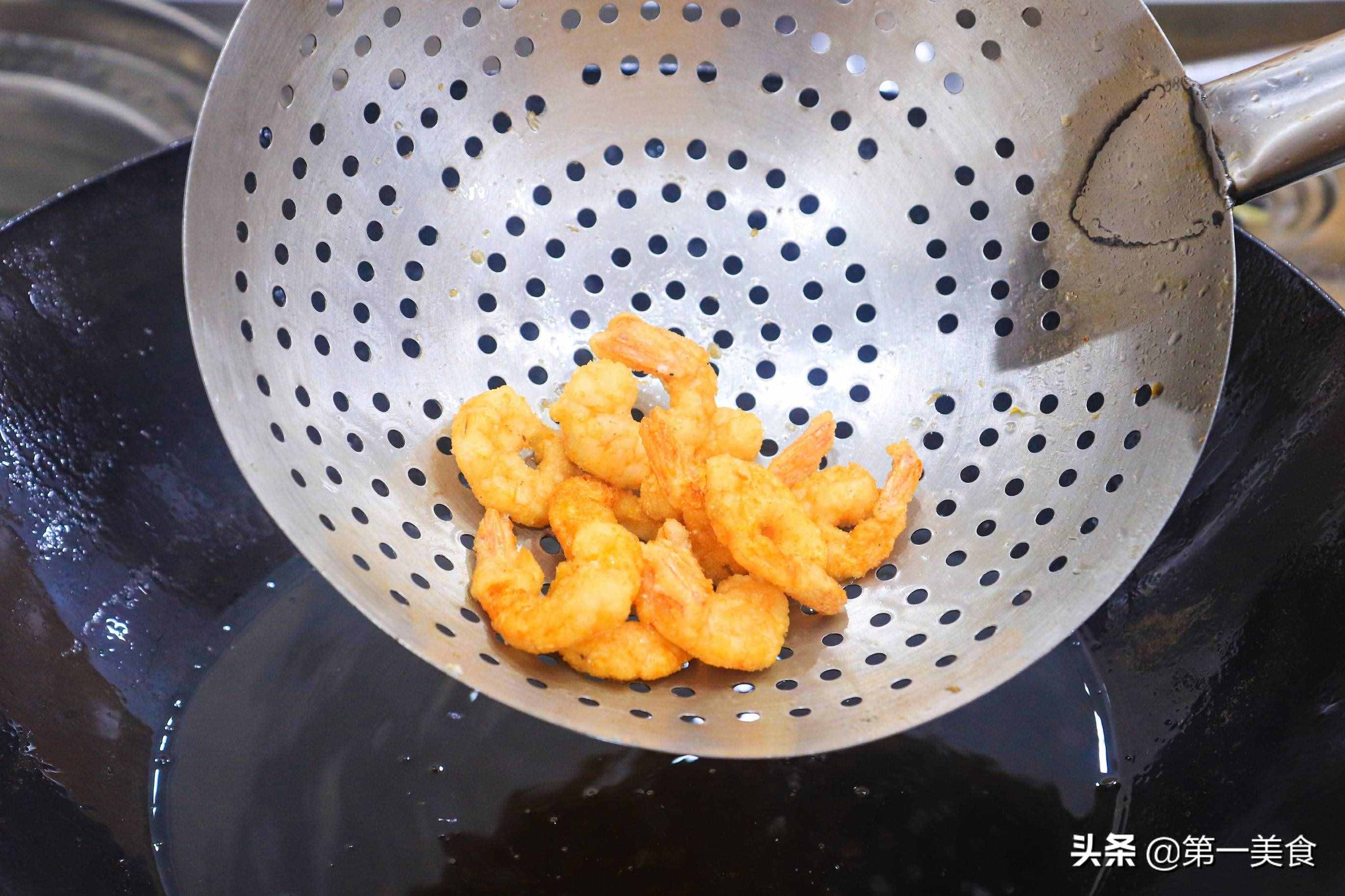 大虾的这种做法最鲜嫩，虾肉鲜嫩不油腻，味道一点不比饭店的差