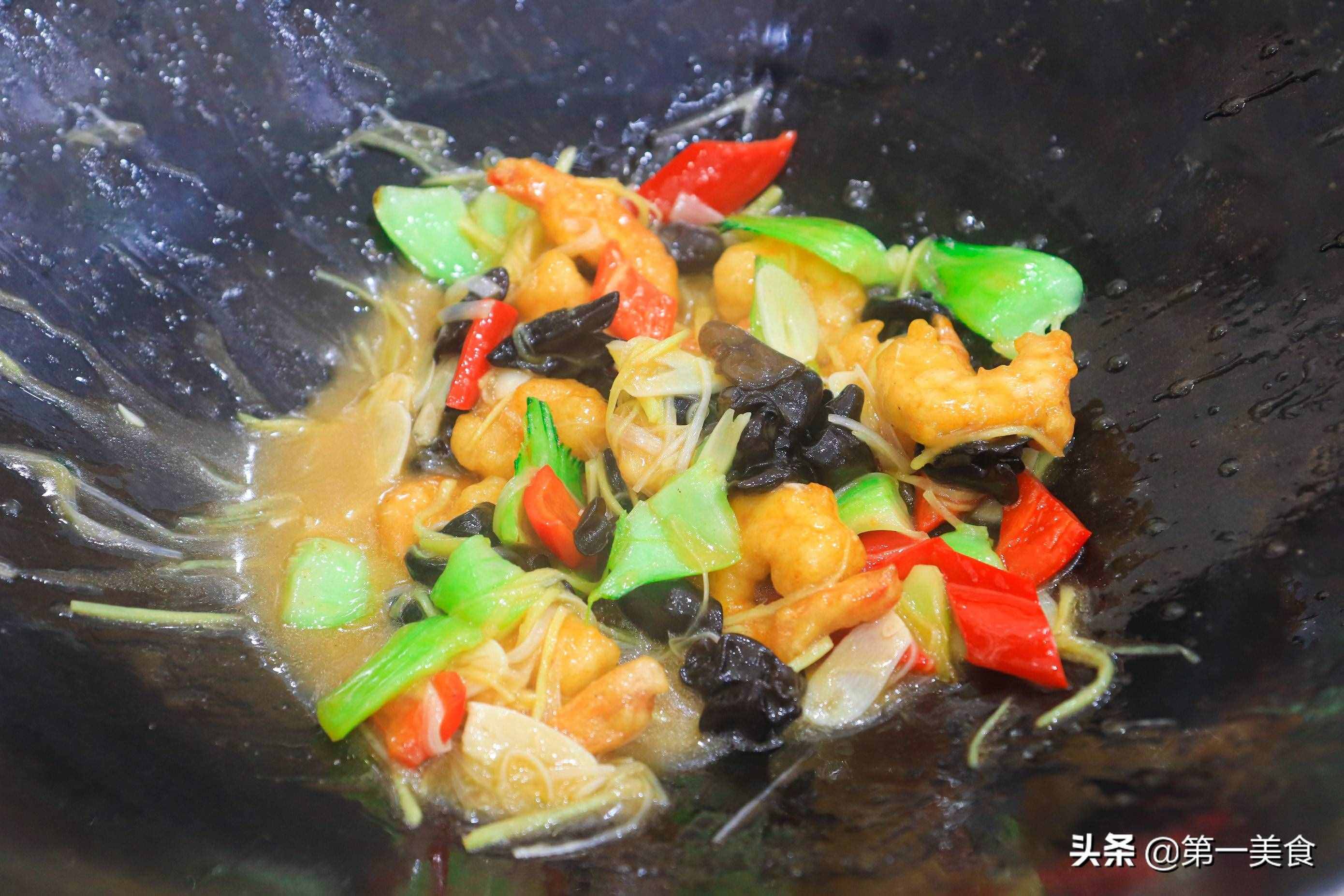 大虾的这种做法最鲜嫩，虾肉鲜嫩不油腻，味道一点不比饭店的差