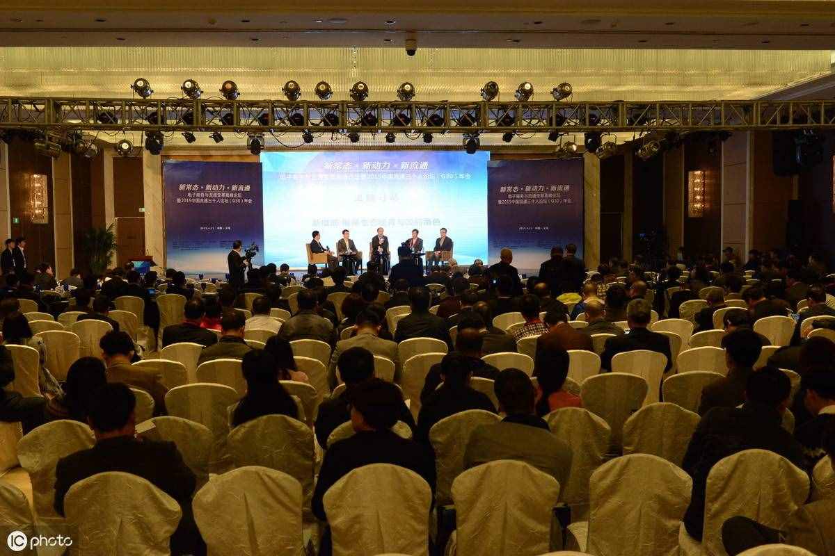 公司年会主持完整串词