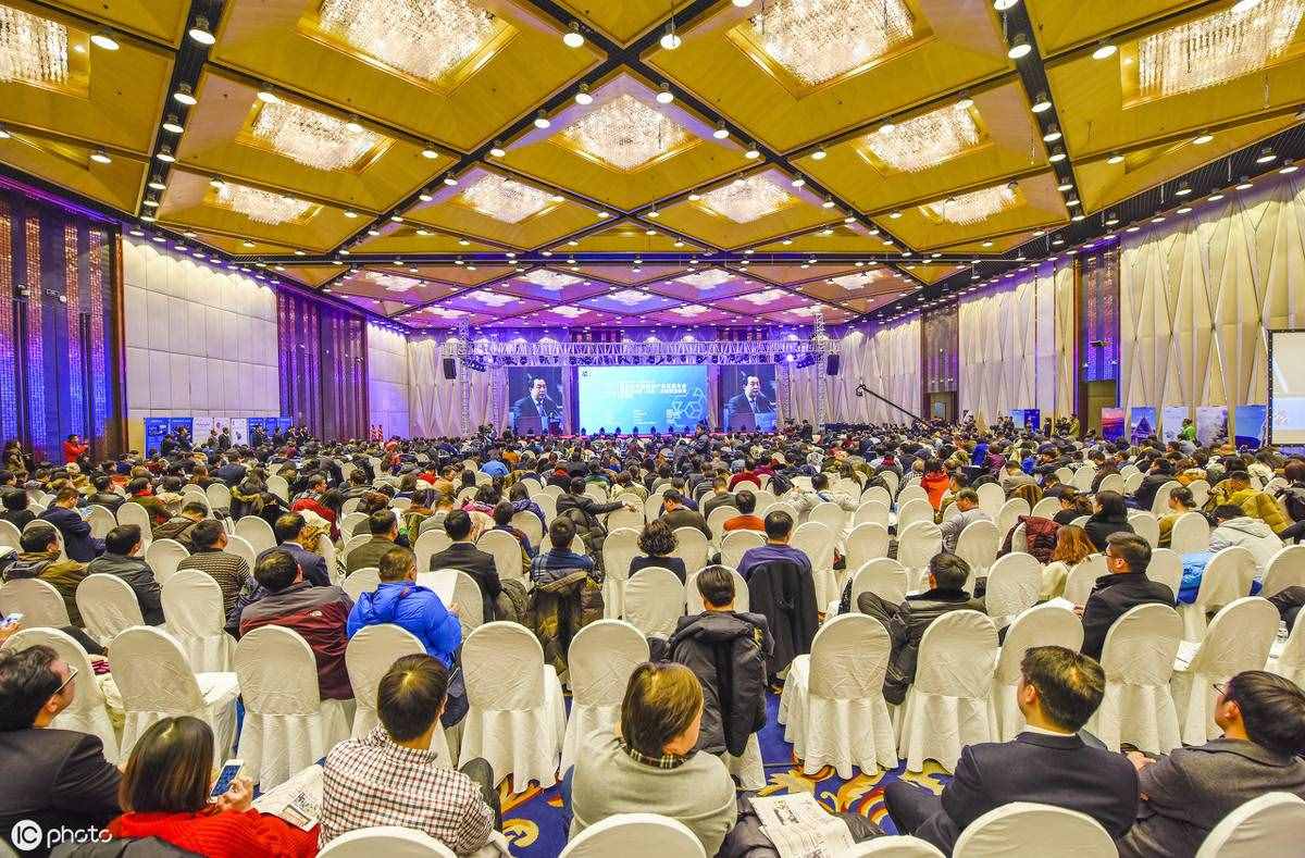 公司年会主持完整串词