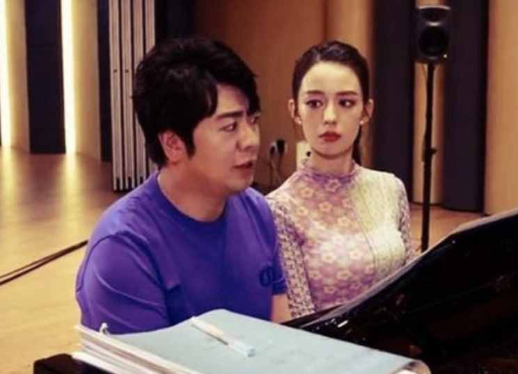 郎朗晒与老婆练琴，疑做错事被吉娜盯着，周杰伦看热闹不忘点赞
