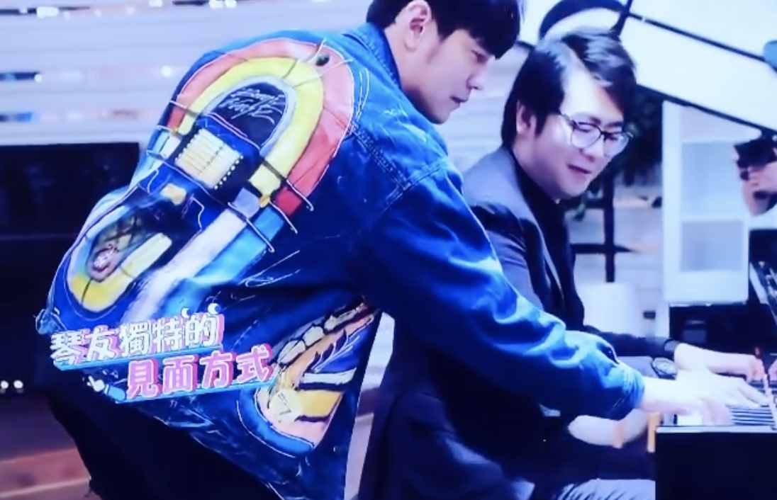 郎朗晒与老婆练琴，疑做错事被吉娜盯着，周杰伦看热闹不忘点赞