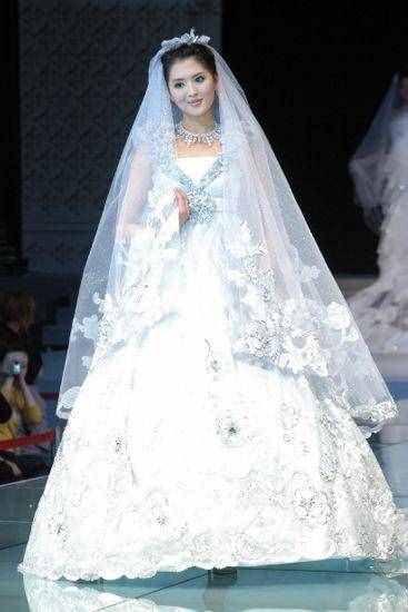看完世界最长、最壮观的婚纱，你就知道你的婚纱有多小儿科了！