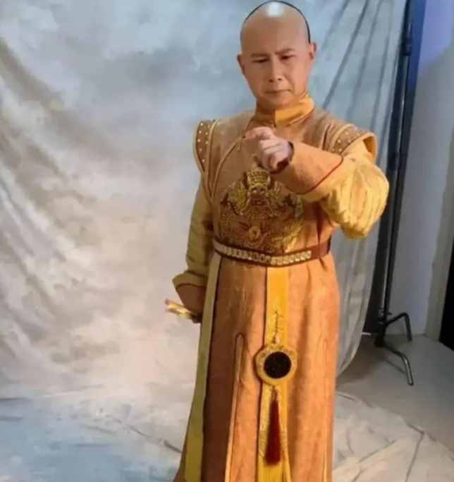 何云伟新片饰演洪熙官？装扮毫无大侠风范，女主颜值很惊艳