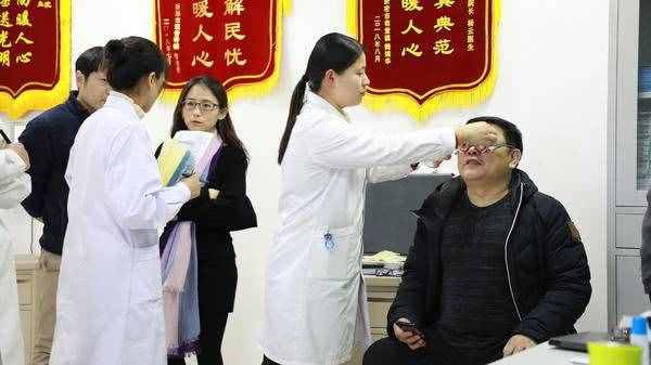 年轻时近视的人，老了就不会有“老花眼”？专家这样说！