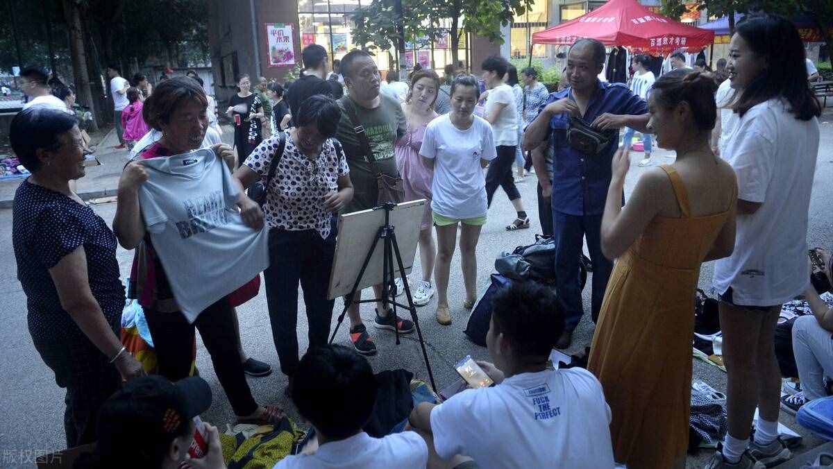 江西美女摆地摊，利用“大红包”，年赚50万，方法值得学习