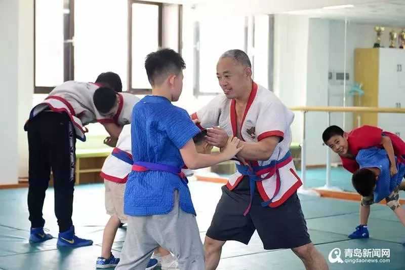 “沧口跤王”登央视！20年教出300多位徒弟，绝活震惊小尼...