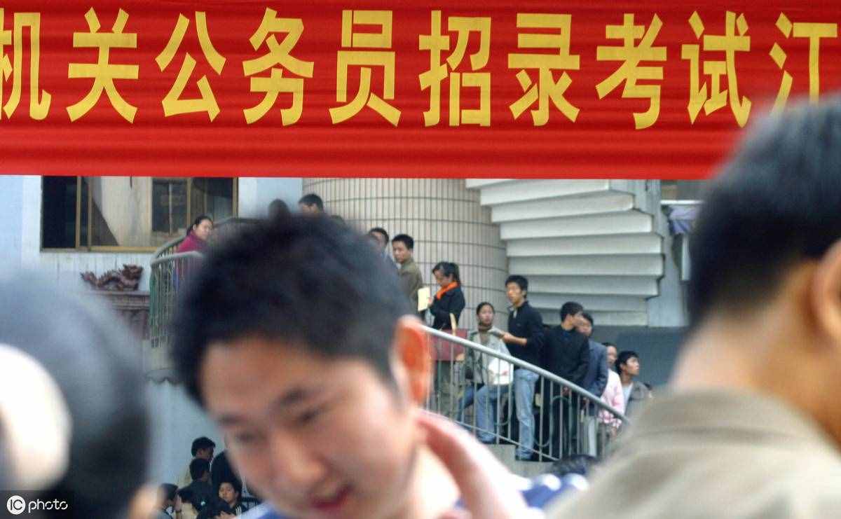 公务员面试着装正确示范，考官喜欢