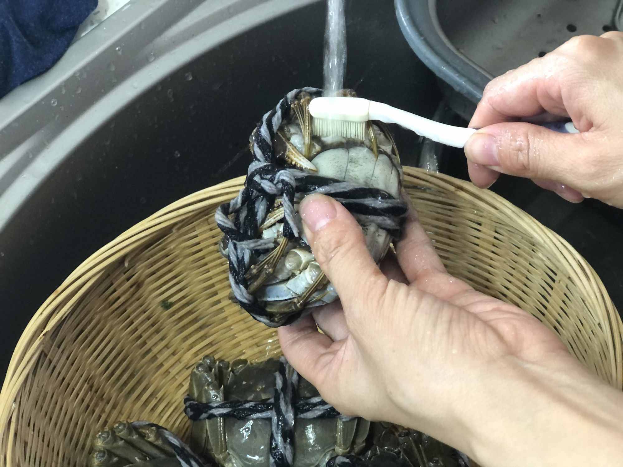 螃蟹蒸几分钟？用冷水还是热水？船老大教你几招，肉鲜嫩腿不掉