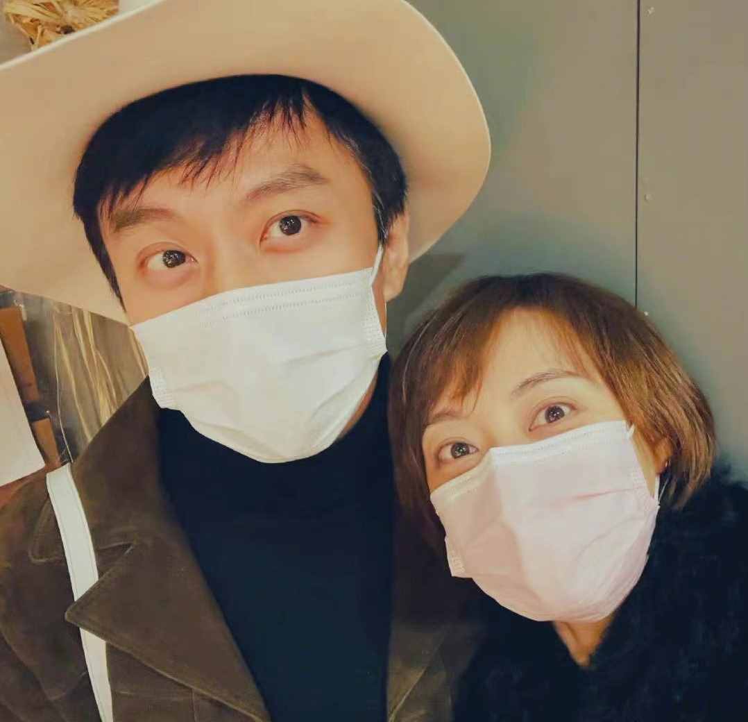 孙俪邓超庆结婚10周年！一家四口合照长腿瞩目，等等亲昵环抱小花