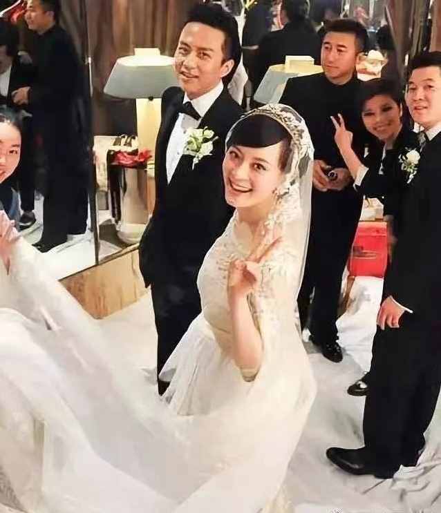 孙俪邓超庆结婚10周年！一家四口合照长腿瞩目，等等亲昵环抱小花