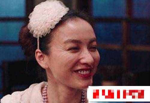 迪丽热巴都消不掉的眼纹，你想靠眼霜和按摩就消掉？
