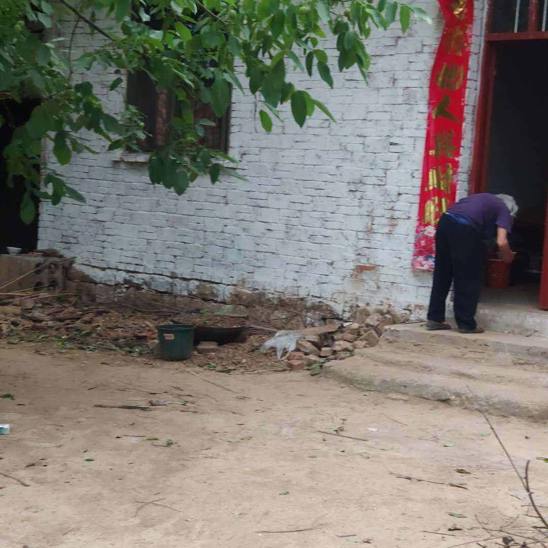 八十岁的老妇：90度弯曲行走的身体，命运的不幸远远超出你的想象