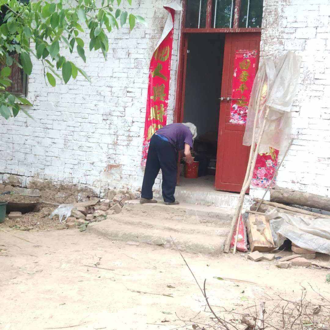 八十岁的老妇：90度弯曲行走的身体，命运的不幸远远超出你的想象