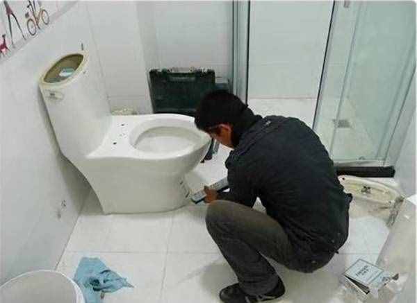 麻烦！抽水马桶水箱漏水了，找师傅过来看看，原来是这里出了问题