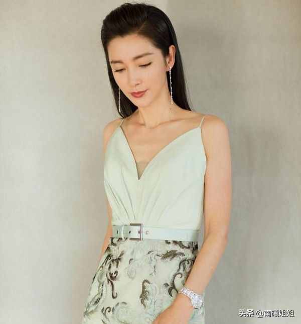 圆脸就放弃“黑长直”吧！换上这4种发型，气质变得更高级了
