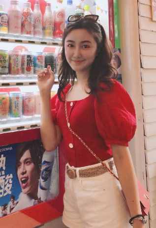 “点读机”女孩近照曝光，卷发洋气，从小可爱到大