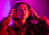 只有Skullcandy才能将与百威合作的耳机变成如此抢眼的东西