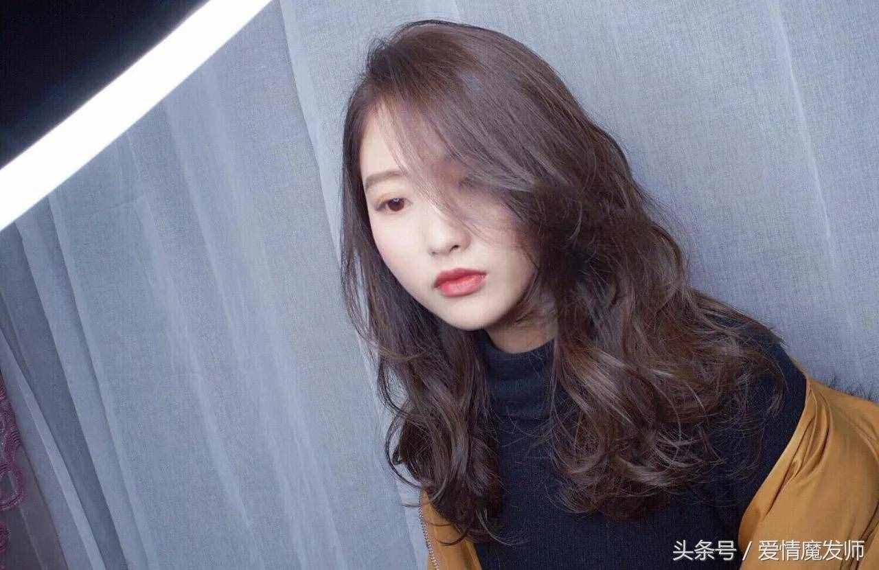 今年发型这样烫、中长卷发更耐看!