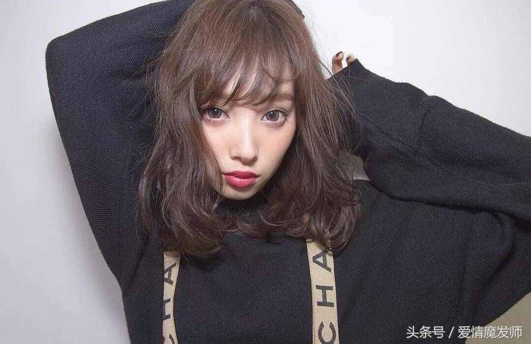 今年发型这样烫、中长卷发更耐看!