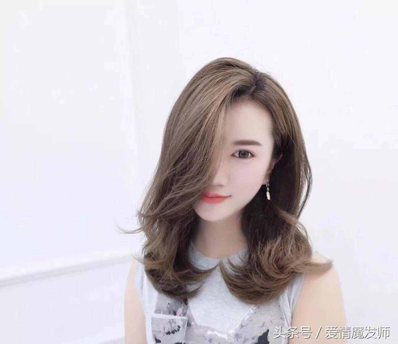 今年发型这样烫、中长卷发更耐看!