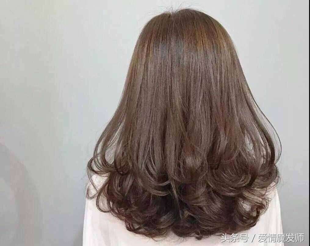 今年发型这样烫、中长卷发更耐看!