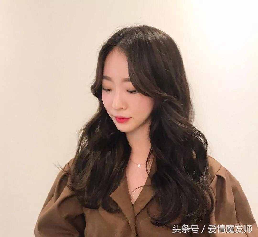 今年发型这样烫、中长卷发更耐看!