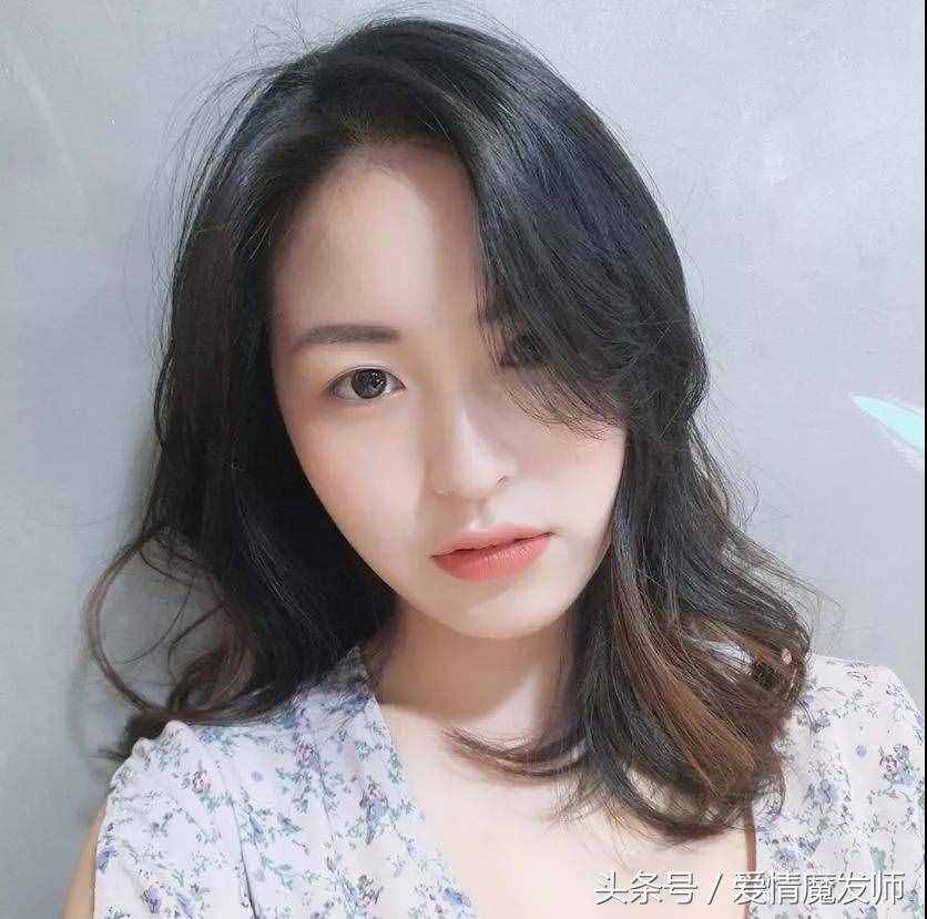 今年发型这样烫、中长卷发更耐看!