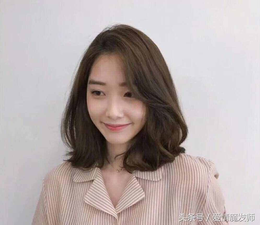 今年发型这样烫、中长卷发更耐看!