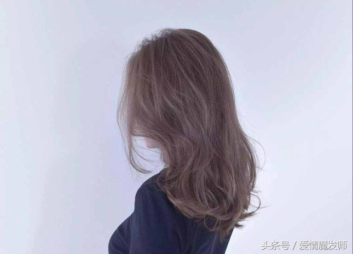 今年发型这样烫、中长卷发更耐看!