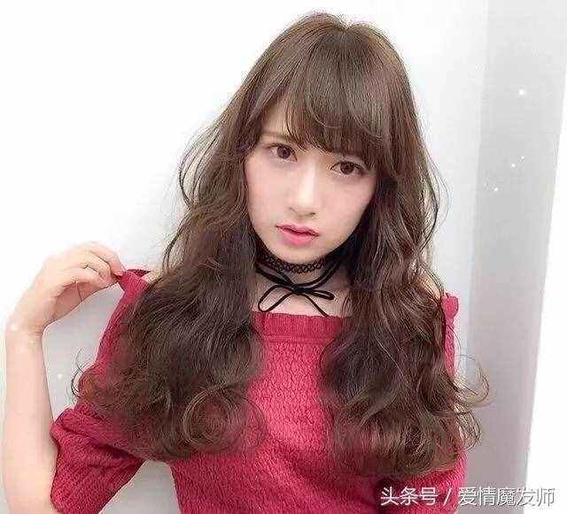 今年发型这样烫、中长卷发更耐看!