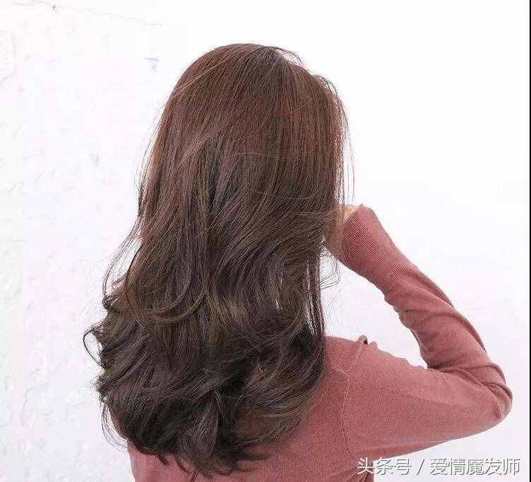 今年发型这样烫、中长卷发更耐看!