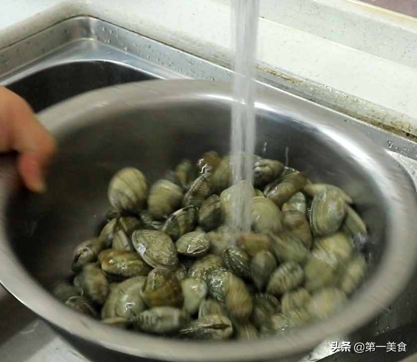 最便宜的海鲜，做一盘美味的爆炒花蛤！连盐都省了