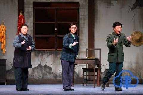 现实题材京剧《楝树花》成功首演