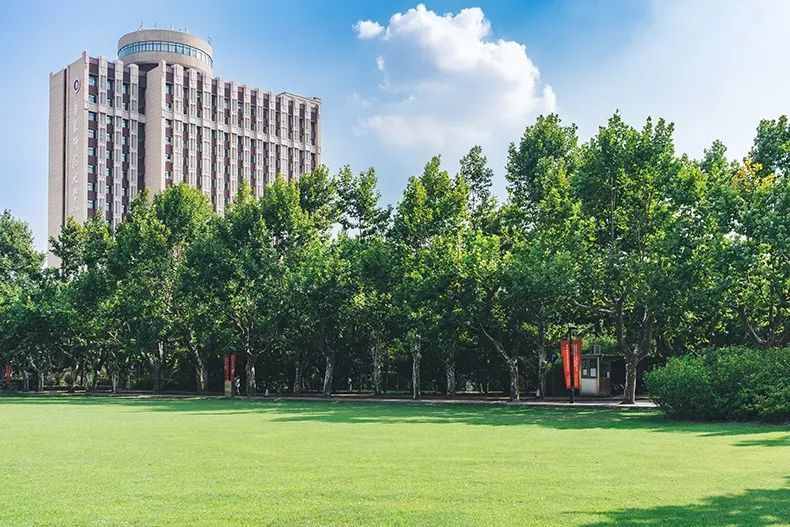 谁说文科就业前景不好？来看看这十大高就业率专业及院校推荐