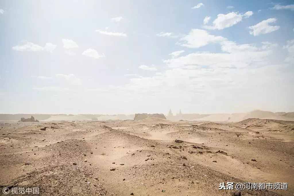 这对恋人躲在荒漠40年，妻子去世后他做了一个决定，感动数人……
