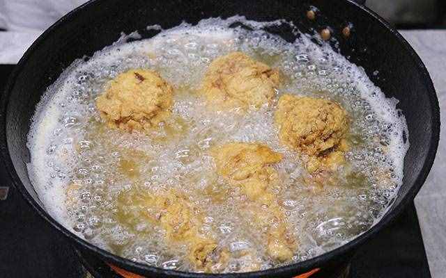 教你做香酥炸鸡腿，外皮酥脆，肉质鲜嫩不夹生，学会不用出去买了