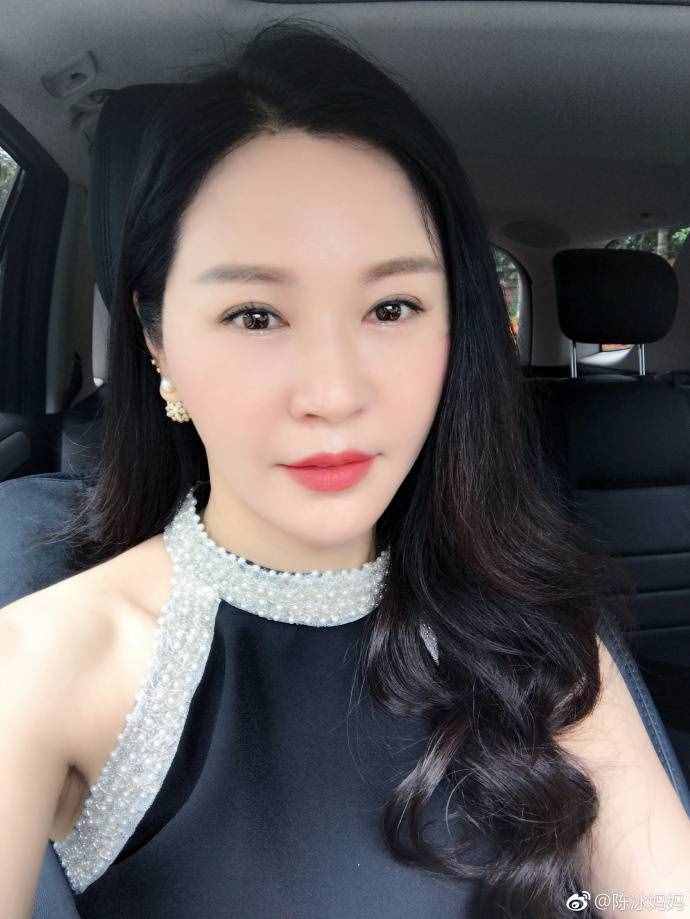 陈冰妈妈50岁近照太年轻，身价30亿丈夫专情，好命女人太幸福