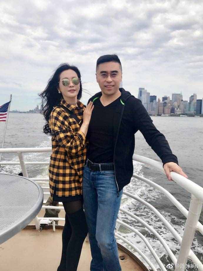 陈冰妈妈50岁近照太年轻，身价30亿丈夫专情，好命女人太幸福