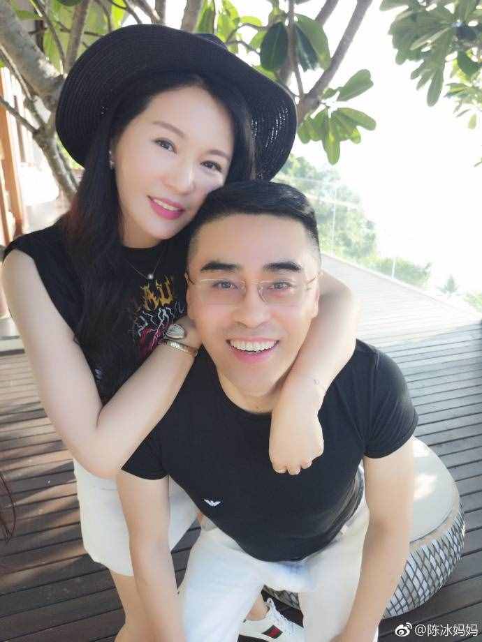 陈冰妈妈50岁近照太年轻，身价30亿丈夫专情，好命女人太幸福