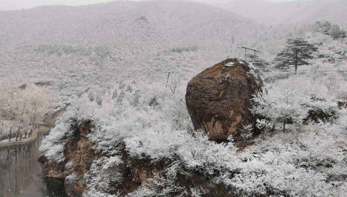 “首都屋脊”迎春雪,门头沟这个村有如仙境