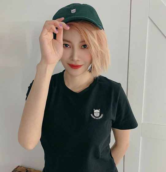 罗志祥前女友真有味道，T恤配碎花裙露美腿，这傲人身材哪像43岁