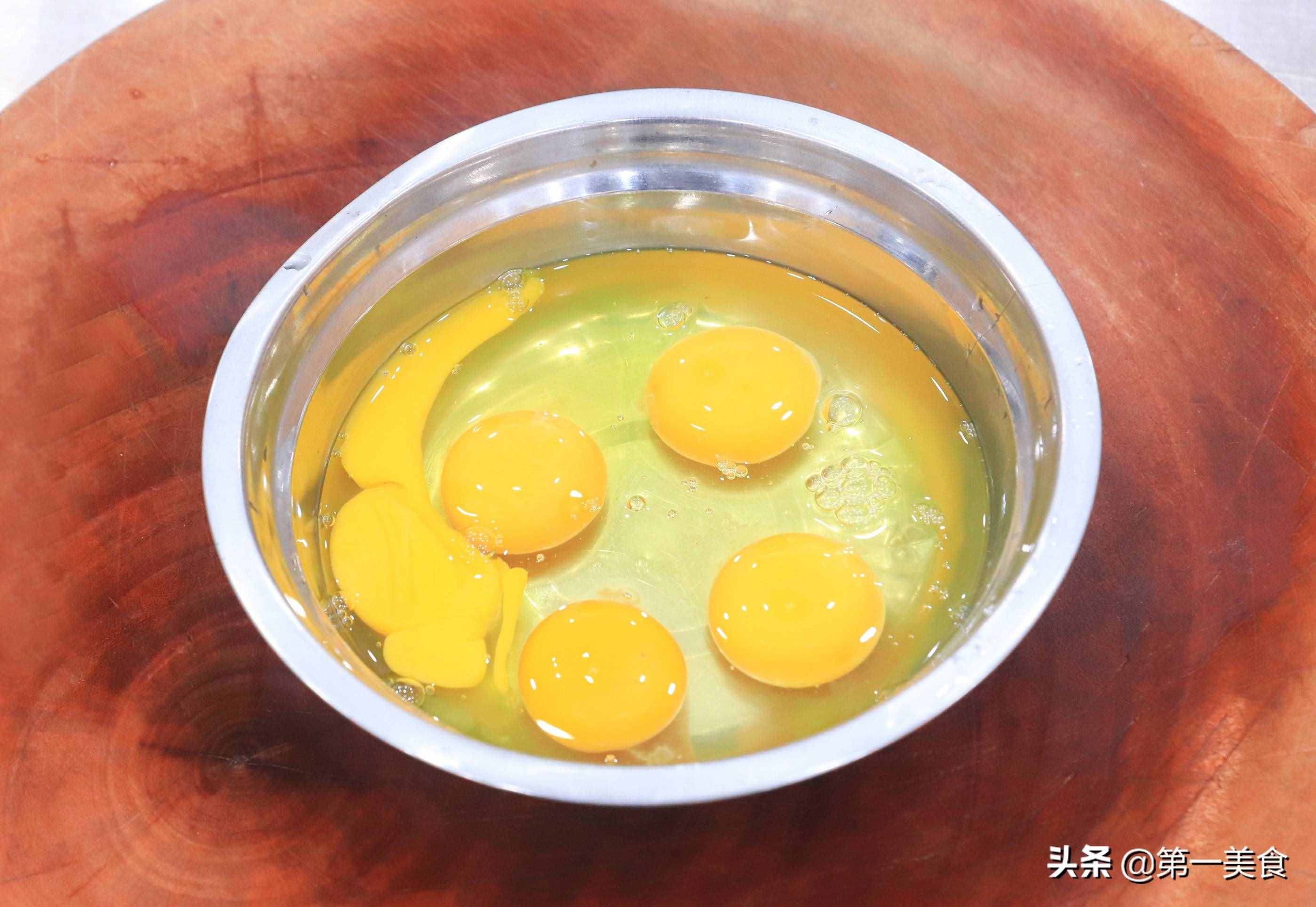 大厨教你西红柿炒鸡蛋的经典做法，鸡蛋鲜嫩不老，最大众的家常菜